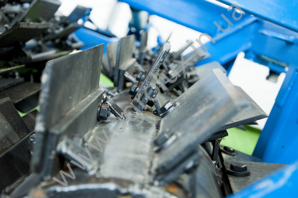 Коток-подрібнювач водоналивний КЗК-6 шахматний порядок (синій), 6 м. Коток-подрібнювач водоналивний КЗК-6 шахматний порядок (синій), 6 м.