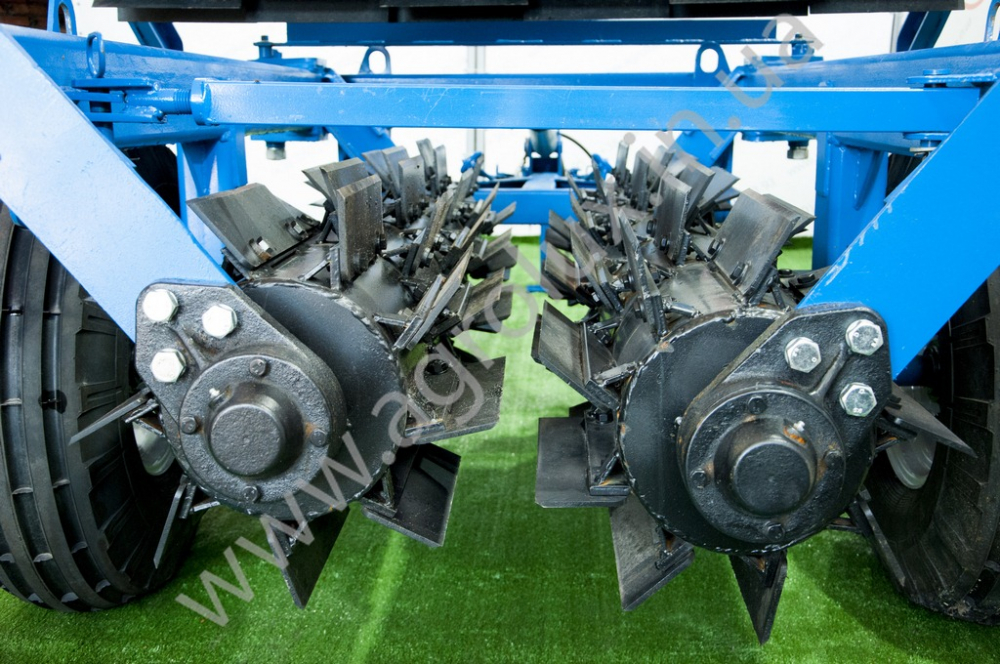 Коток-подрібнювач водоналивний КЗК-6 шахматний порядок (синій), 6 м. Коток-подрібнювач водоналивний КЗК-6 шахматний порядок (синій), 6 м.