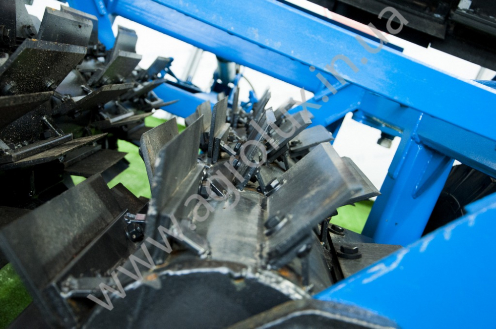 Коток-подрібнювач водоналивний КЗК-6 шахматний порядок (синій), 6 м. Коток-подрібнювач водоналивний КЗК-6 шахматний порядок (синій), 6 м.