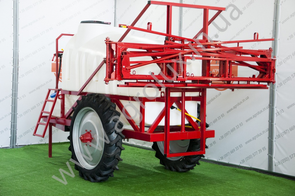Оприскувач причіпний Polmark-2500 зі штангою 18 м. Оприскувач причіпний Polmark-2500 зі штангою 18 м.