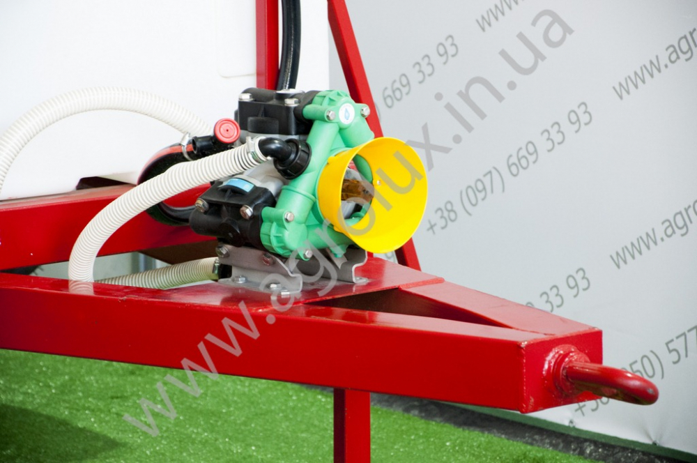 Оприскувач причіпний Polmark-2500 зі штангою 18 м. Оприскувач причіпний Polmark-2500 зі штангою 18 м.