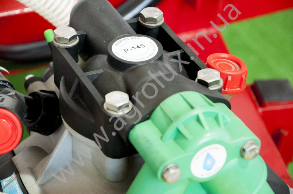 Оприскувач причіпний Polmark-2500 зі штангою 18 м. Оприскувач причіпний Polmark-2500 зі штангою 18 м.