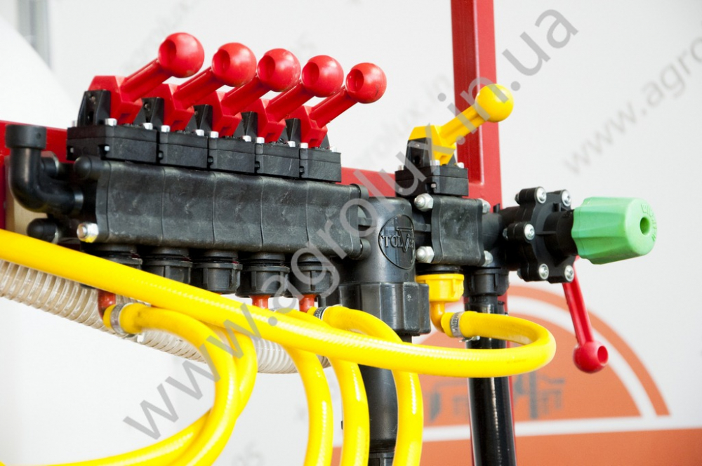 Оприскувач причіпний Polmark-2500 зі штангою 18 м. Оприскувач причіпний Polmark-2500 зі штангою 18 м.