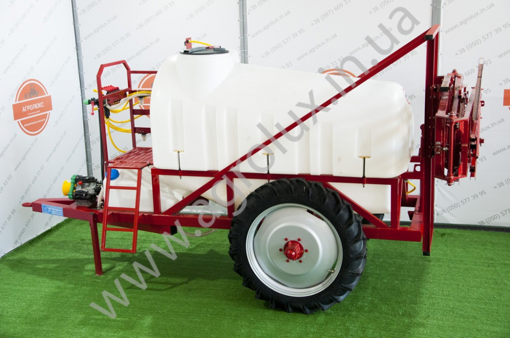 Оприскувач причіпний Polmark-2500 зі штангою 18 м. Оприскувач причіпний Polmark-2500 зі штангою 18 м.