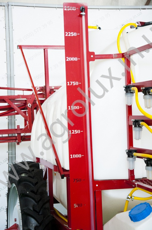 Оприскувач причіпний Polmark-2500 зі штангою 18 м. Оприскувач причіпний Polmark-2500 зі штангою 18 м.