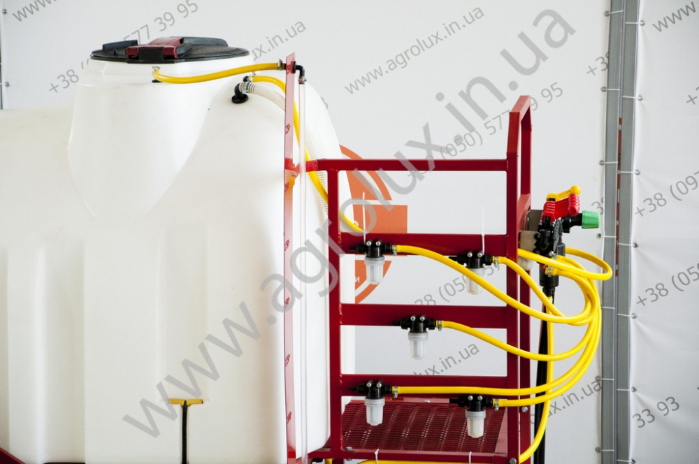 Оприскувач причіпний Polmark-2500 зі штангою 18 м. Оприскувач причіпний Polmark-2500 зі штангою 18 м.