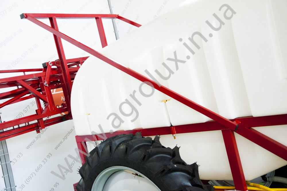 Оприскувач причіпний Polmark-2500 зі штангою 18 м. Оприскувач причіпний Polmark-2500 зі штангою 18 м.