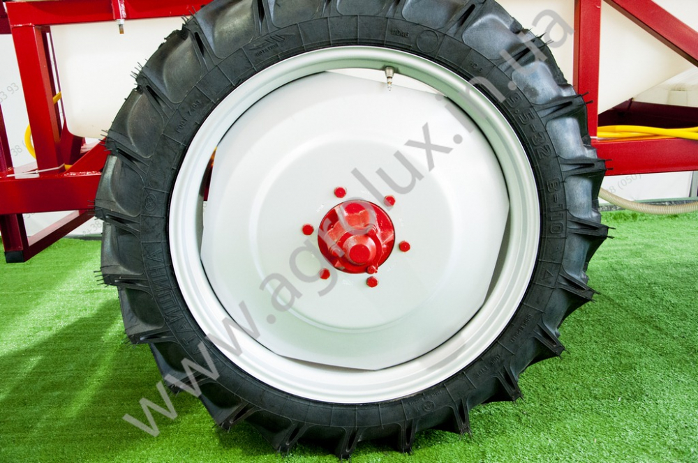 Оприскувач причіпний Polmark-2500 зі штангою 18 м. Оприскувач причіпний Polmark-2500 зі штангою 18 м.