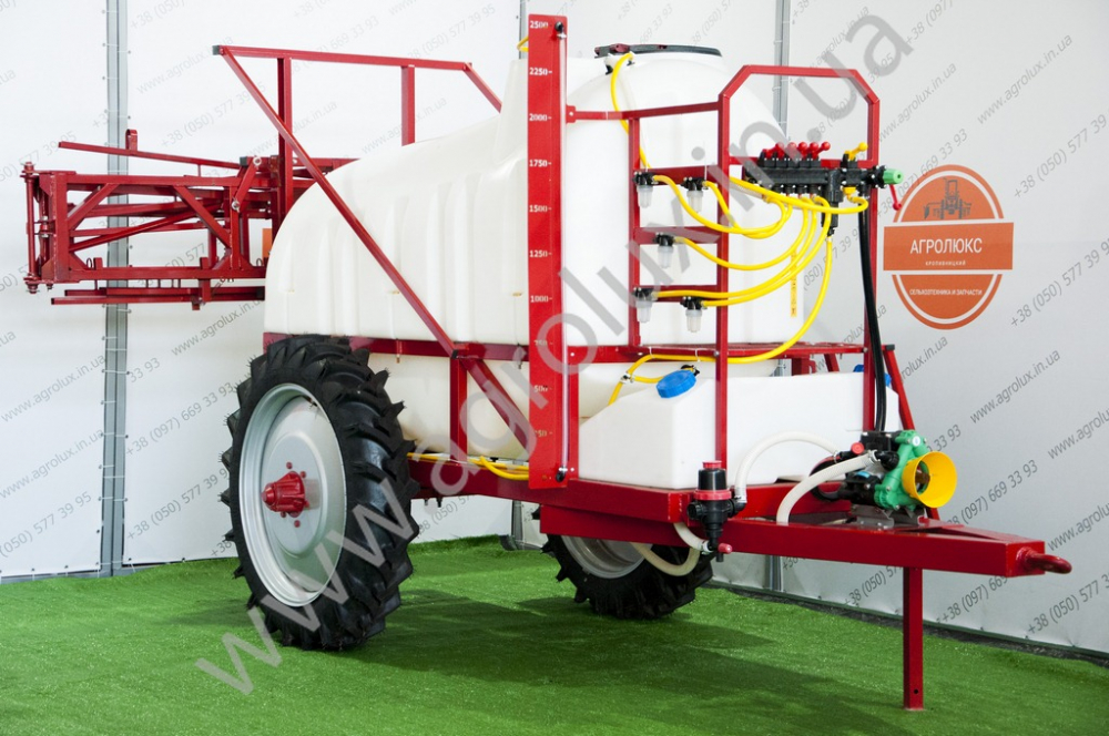 Оприскувач причіпний Polmark-2500 зі штангою 18 м. Оприскувач причіпний Polmark-2500 зі штангою 18 м.