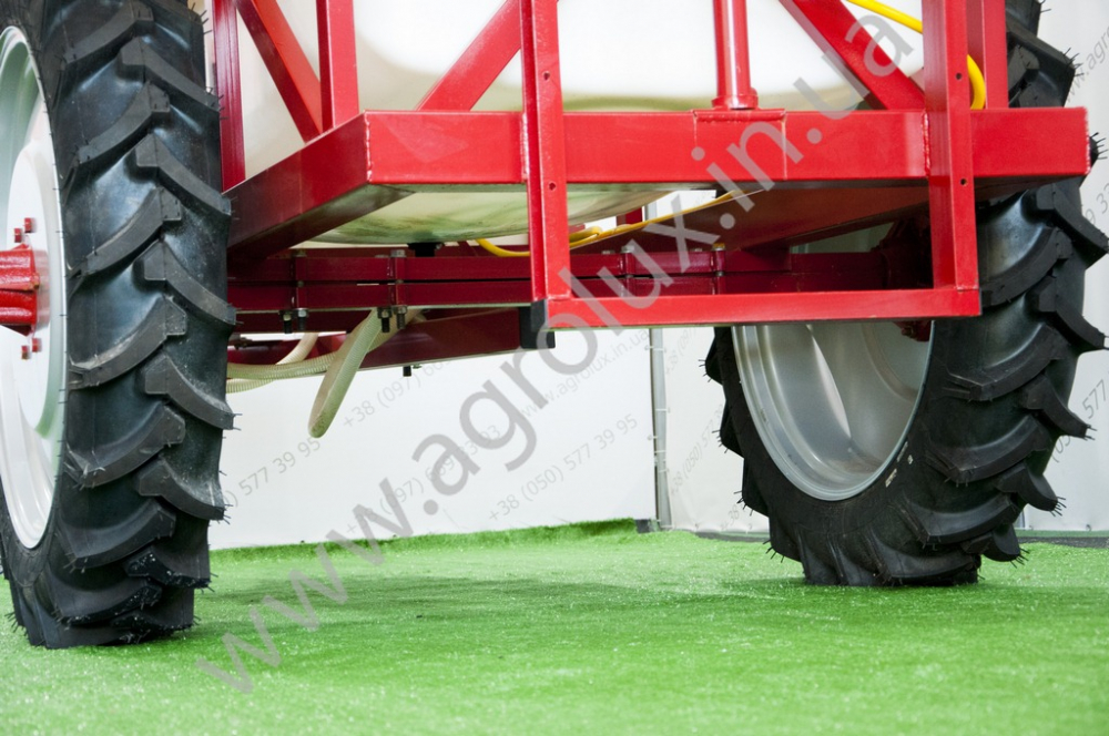 Оприскувач причіпний Polmark-2500 зі штангою 18 м. Оприскувач причіпний Polmark-2500 зі штангою 18 м.