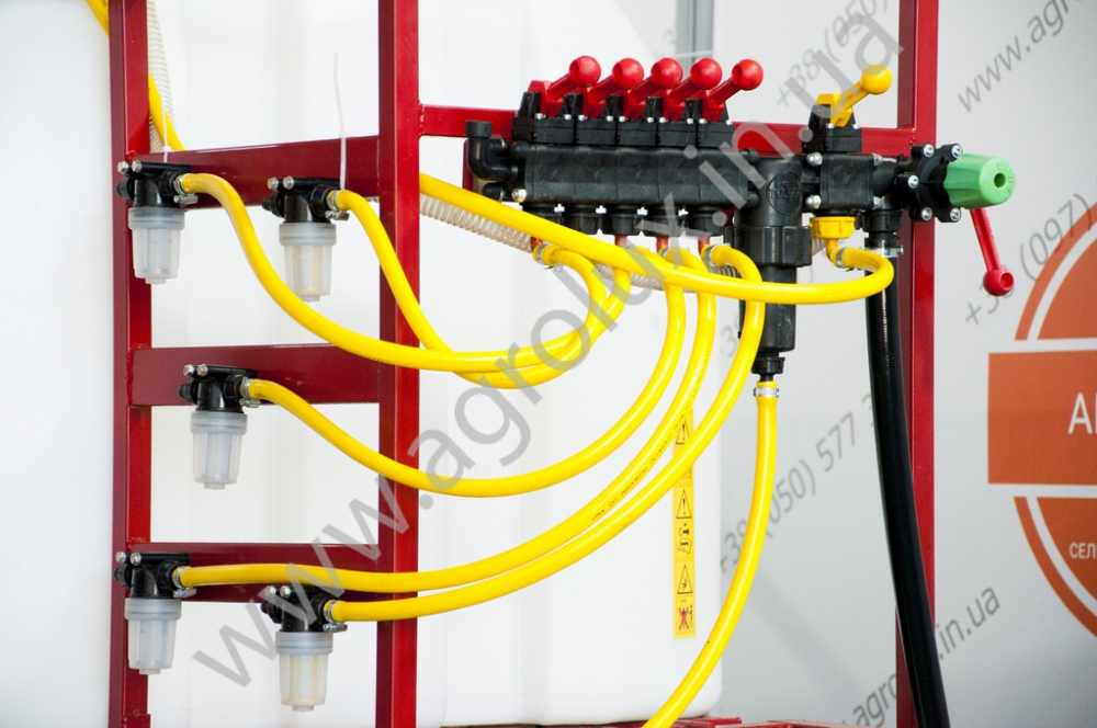 Оприскувач причіпний Polmark-2500 зі штангою 18 м. Оприскувач причіпний Polmark-2500 зі штангою 18 м.