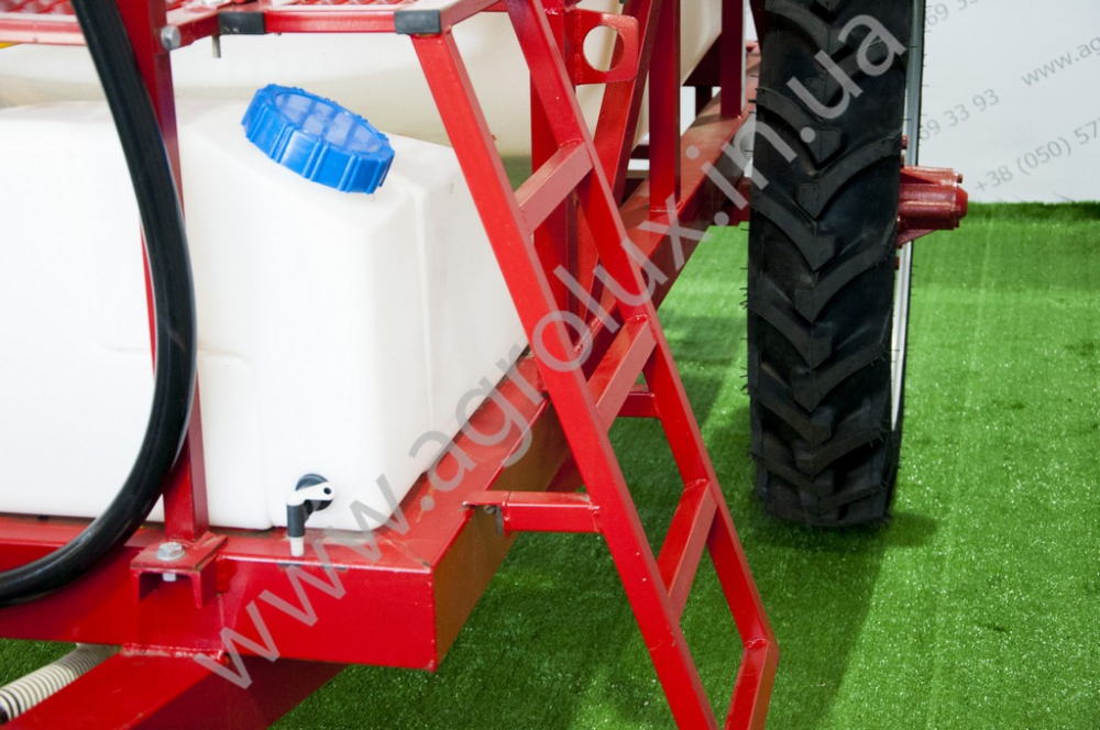 Оприскувач причіпний Polmark-2500 зі штангою 18 м. Оприскувач причіпний Polmark-2500 зі штангою 18 м.