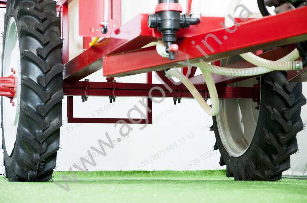 Оприскувач причіпний Polmark-2500 зі штангою 18 м. Оприскувач причіпний Polmark-2500 зі штангою 18 м.