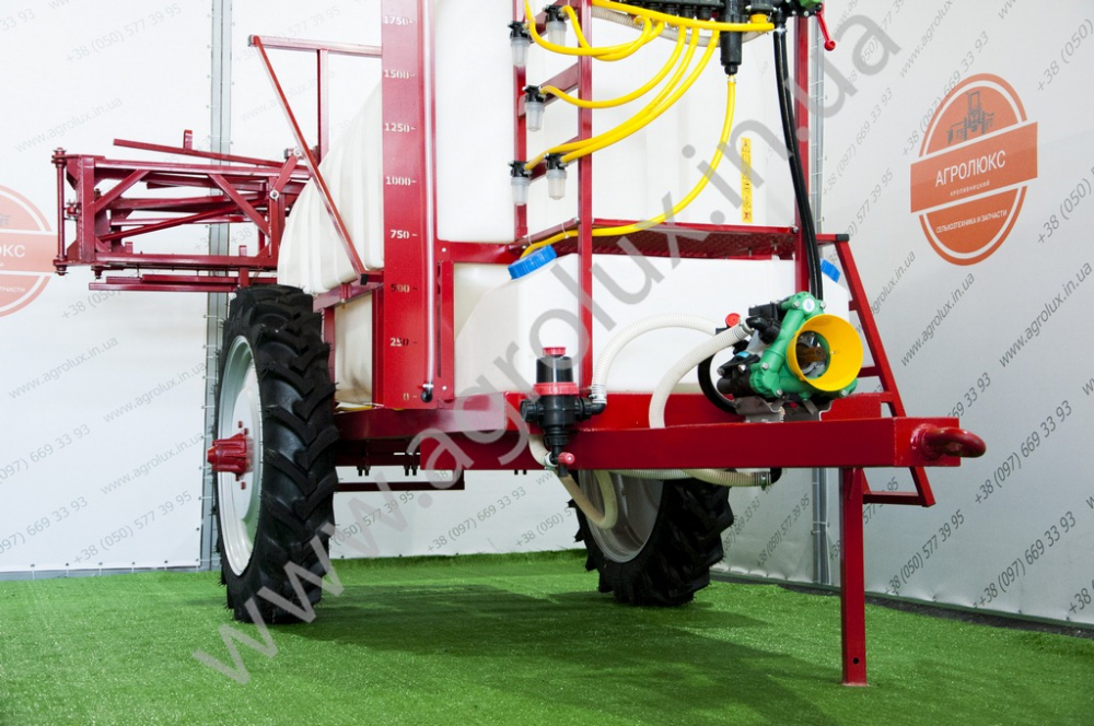 Оприскувач причіпний Polmark-2500 зі штангою 18 м. Оприскувач причіпний Polmark-2500 зі штангою 18 м.