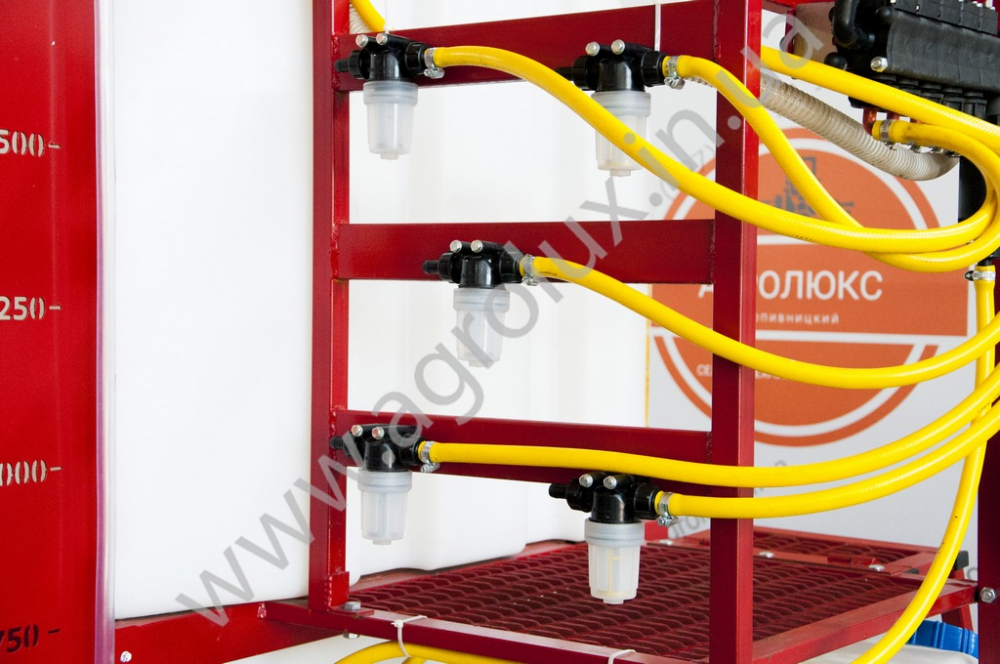 Оприскувач причіпний Polmark-2500 зі штангою 18 м. Оприскувач причіпний Polmark-2500 зі штангою 18 м.