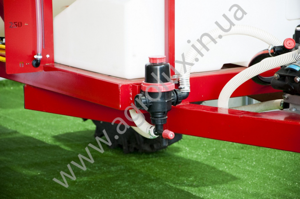 Оприскувач причіпний Polmark-2500 зі штангою 18 м. Оприскувач причіпний Polmark-2500 зі штангою 18 м.