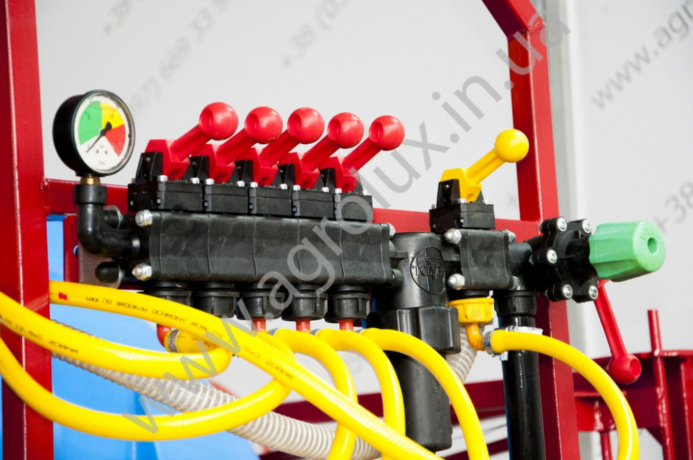 Оприскувач причіпний Polmark-2000 зі штангою 18 м., гідравлічна штанга Оприскувач причіпний Polmark-2000 зі штангою 18 м., гідравлічна штанга