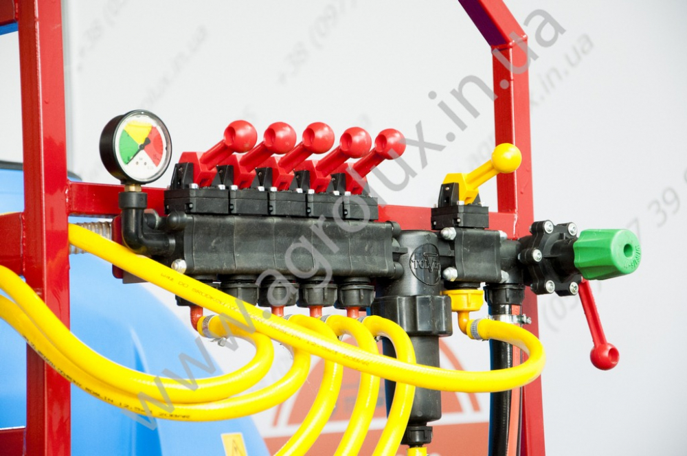 Оприскувач причіпний Polmark-2000 зі штангою 18 м. Оприскувач причіпний Polmark-2000 зі штангою 18 м.