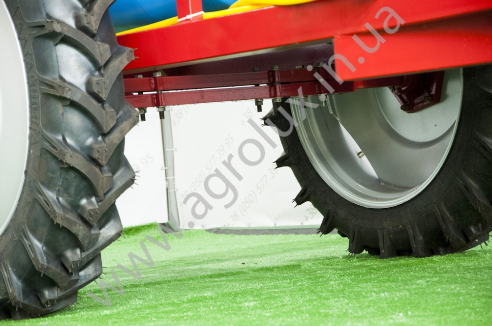 Оприскувач причіпний Polmark-2000 зі штангою 18 м. Оприскувач причіпний Polmark-2000 зі штангою 18 м.