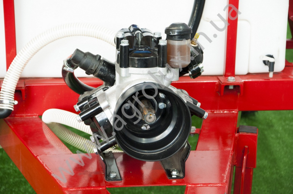 Оприскувач причіпний Polmark-2000 зі штангою 18 м. Оприскувач причіпний Polmark-2000 зі штангою 18 м.