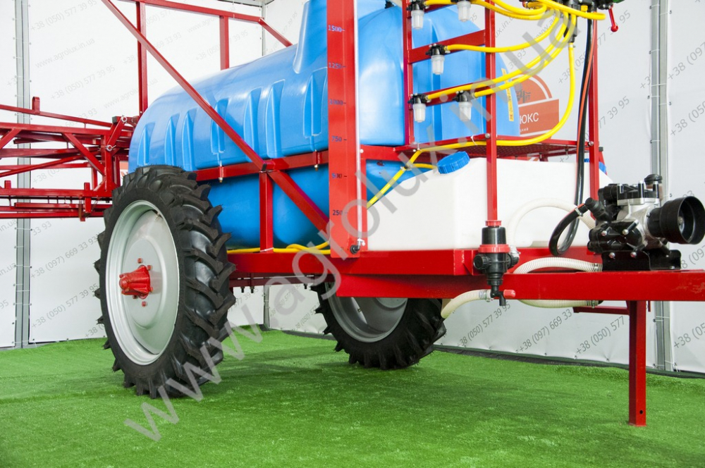 Оприскувач причіпний Polmark-2000 зі штангою 18 м. Оприскувач причіпний Polmark-2000 зі штангою 18 м.