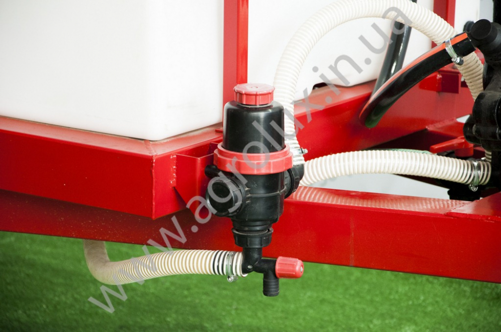 Оприскувач причіпний Polmark-2000 зі штангою 18 м. Оприскувач причіпний Polmark-2000 зі штангою 18 м.