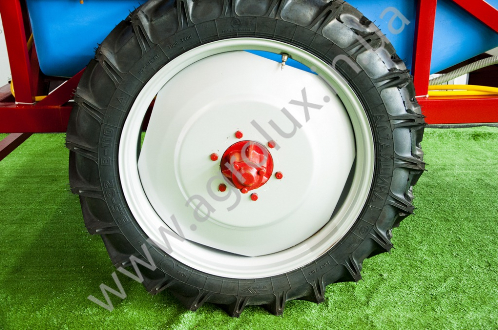 Оприскувач причіпний Polmark-2000 зі штангою 18 м. Оприскувач причіпний Polmark-2000 зі штангою 18 м.