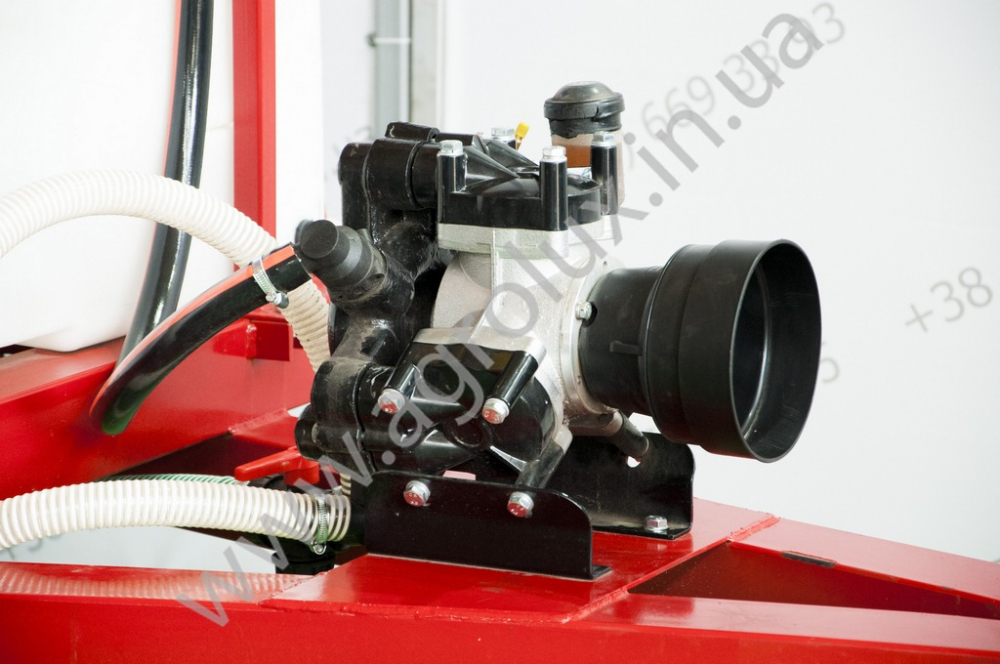 Оприскувач причіпний Polmark-2000 зі штангою 18 м. Оприскувач причіпний Polmark-2000 зі штангою 18 м.