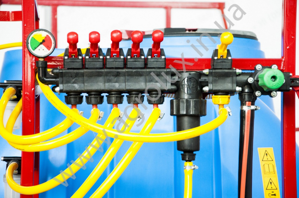 Оприскувач причіпний Polmark-2000 зі штангою 18 м. Оприскувач причіпний Polmark-2000 зі штангою 18 м.