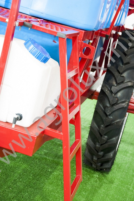 Оприскувач причіпний Polmark-2000 зі штангою 18 м. Оприскувач причіпний Polmark-2000 зі штангою 18 м.