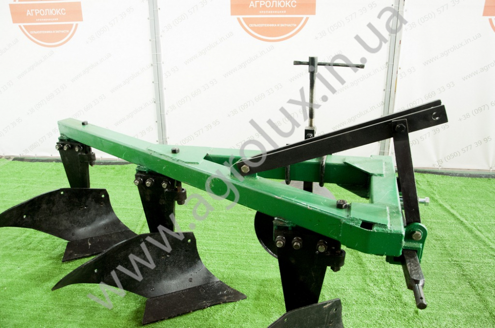 Плуг навісний 3х корпусний ПНБ 3-35 Плуг навісний 3х корпусний ПНБ 3-35