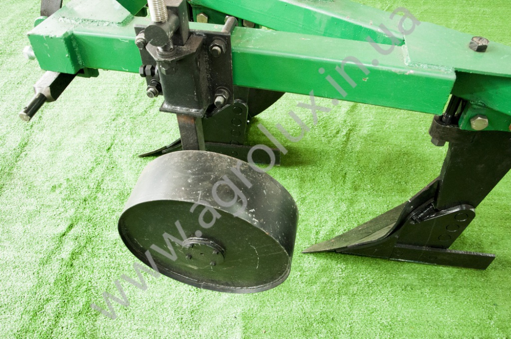 Плуг навісний 3х корпусний ПНБ 3-35 Плуг навісний 3х корпусний ПНБ 3-35