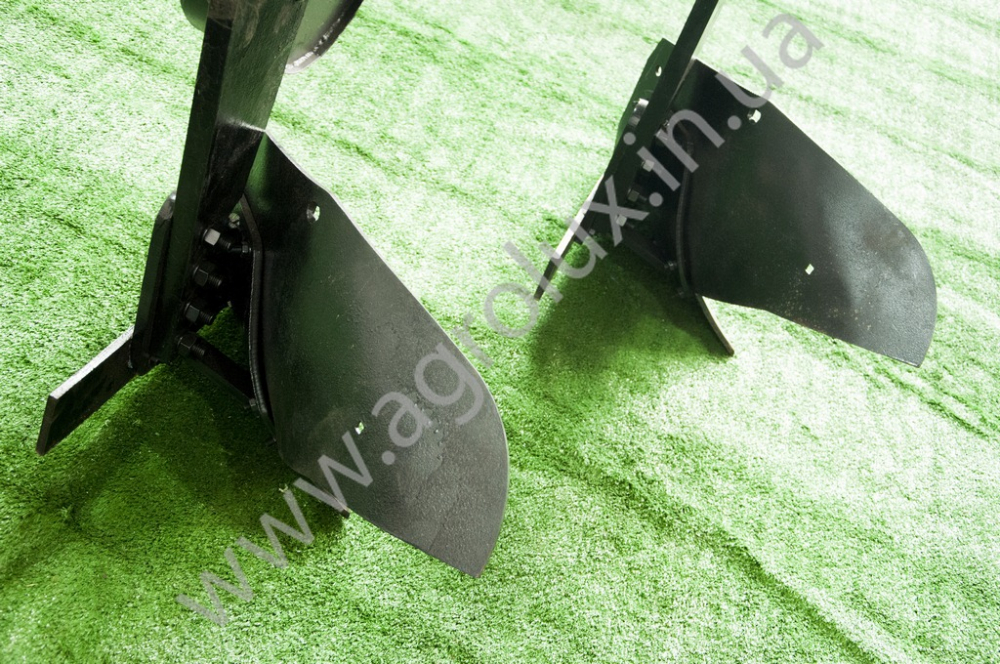 Плуг навісний 3х корпусний ПНБ 3-35 Плуг навісний 3х корпусний ПНБ 3-35