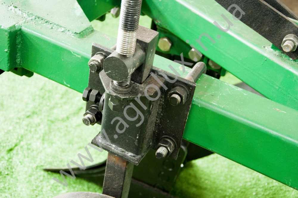 Плуг навісний 3х корпусний ПНБ 3-35 Плуг навісний 3х корпусний ПНБ 3-35