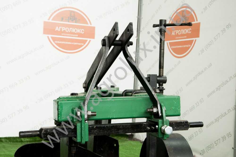 Плуг навісний 3х корпусний ПНБ 3-35 Плуг навісний 3х корпусний ПНБ 3-35