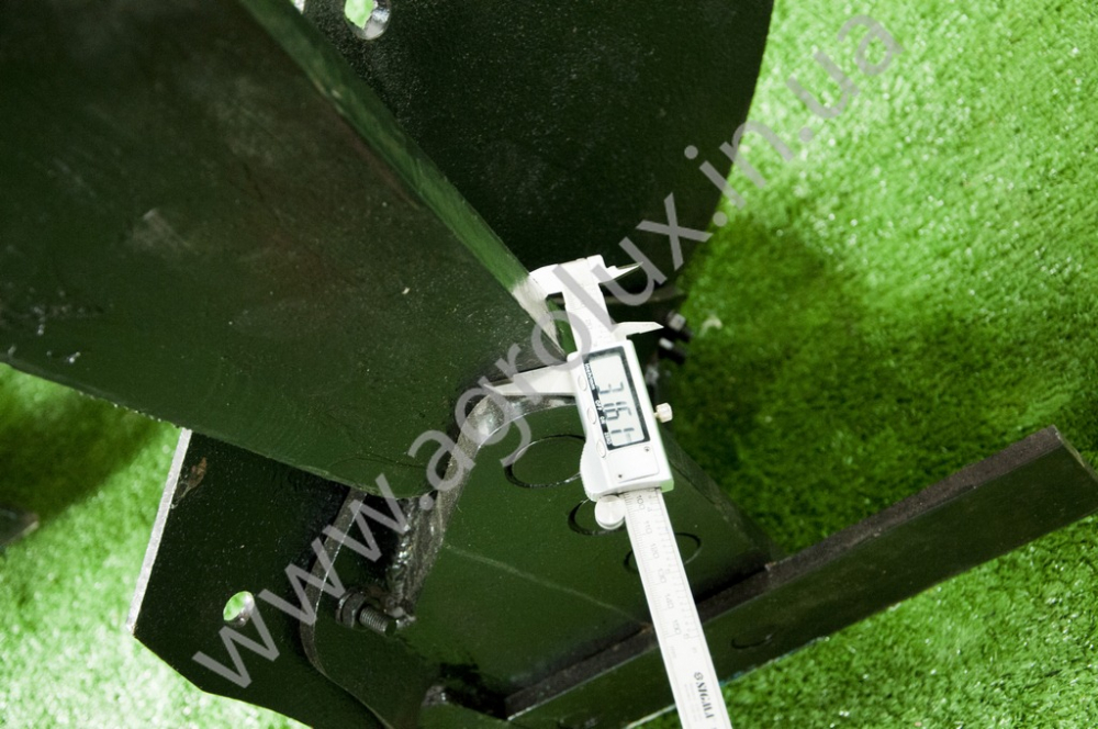 Плуг навісний 3х корпусний ПНБ 3-35 Плуг навісний 3х корпусний ПНБ 3-35