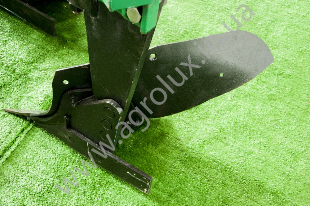 Плуг навісний 3х корпусний ПНБ 3-35 Плуг навісний 3х корпусний ПНБ 3-35