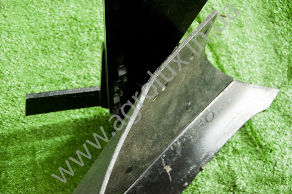 Плуг навісний 3х корпусний ПНБ 3-35 Плуг навісний 3х корпусний ПНБ 3-35