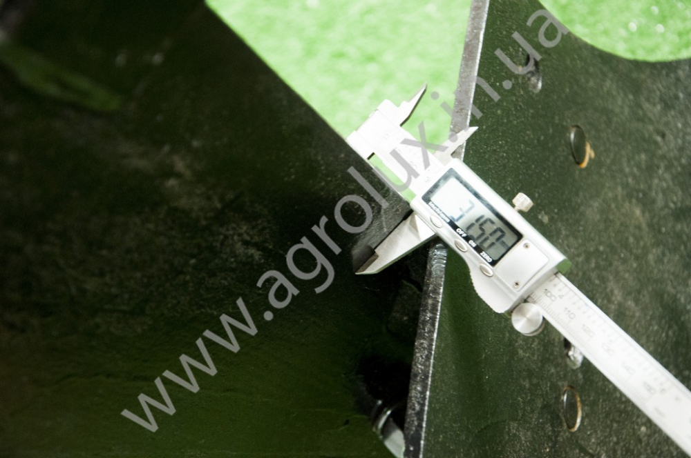 Плуг навісний 3х корпусний ПНБ 3-35 Плуг навісний 3х корпусний ПНБ 3-35