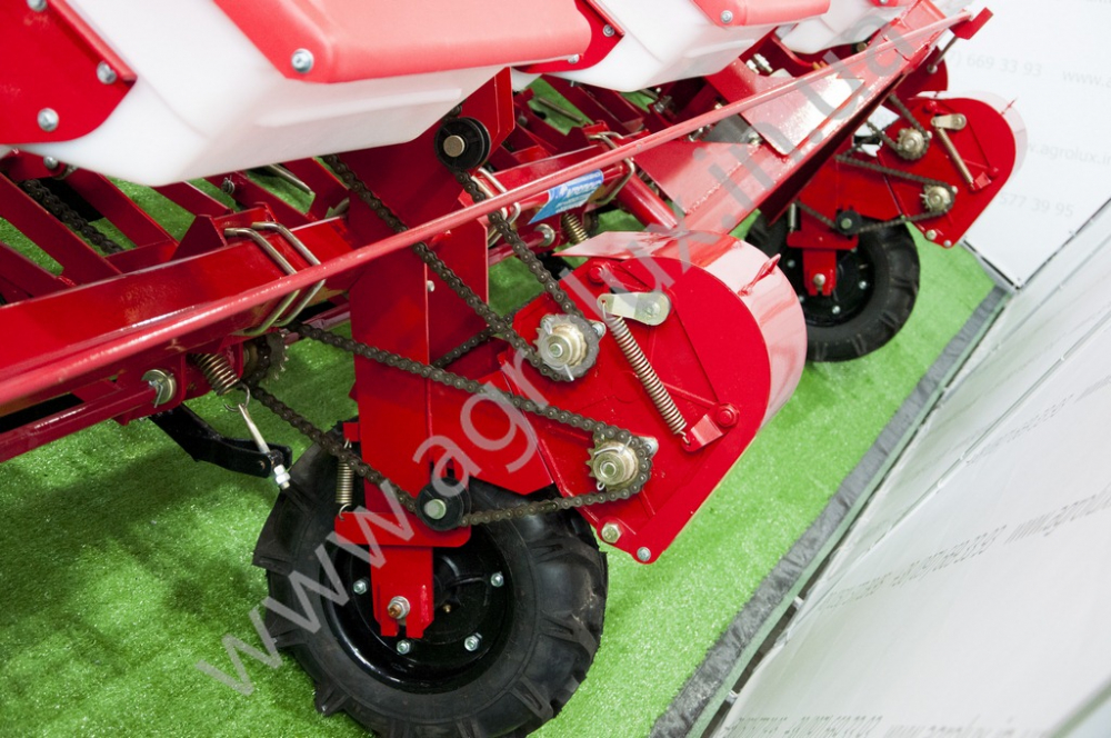 Сівалка пневматична точного висіву УПС-8-01, окремий сошник добрив, Укр. банка пластик Сівалка пневматична точного висіву УПС-8-01, окремий сошник добрив, Укр. банка пластик