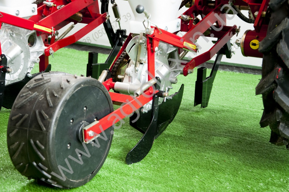 Сівалка пневматична точного висіву УПС-8-02, 16 Сівалка пневматична точного висіву УПС-8-02, 16