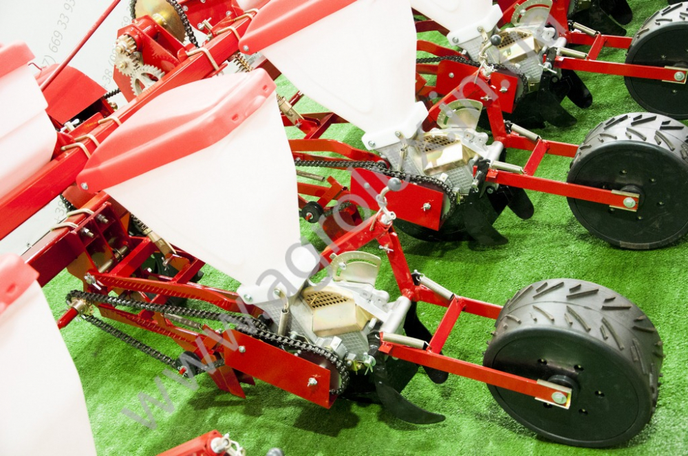 Сівалка пневматична точного висіву Веста УПС-8-01, окремий сошник добрив, прикатуючі колеса широкі ялинкою Сівалка пневматична точного висіву Веста УПС-8-01, окремий сошник добрив, прикатуючі колеса широкі ялинкою