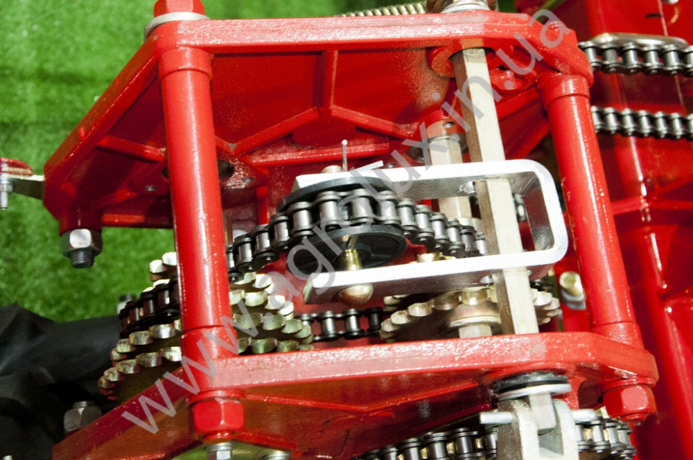 Сівалка пневматична точного висіву Веста УПС-8-01, окремий сошник добрив, прикатуючі колеса широкі ялинкою Сівалка пневматична точного висіву Веста УПС-8-01, окремий сошник добрив, прикатуючі колеса широкі ялинкою