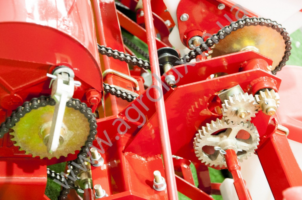 Сівалка пневматична точного висіву Веста УПС-8-01, окремий сошник добрив, прикатуючі колеса широкі ялинкою Сівалка пневматична точного висіву Веста УПС-8-01, окремий сошник добрив, прикатуючі колеса широкі ялинкою