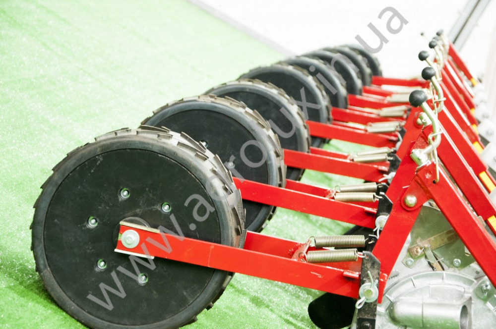 Сівалка пневматична точного висіву Веста УПС-8-01, окремий сошник добрив, прикатуючі колеса широкі ялинкою Сівалка пневматична точного висіву Веста УПС-8-01, окремий сошник добрив, прикатуючі колеса широкі ялинкою